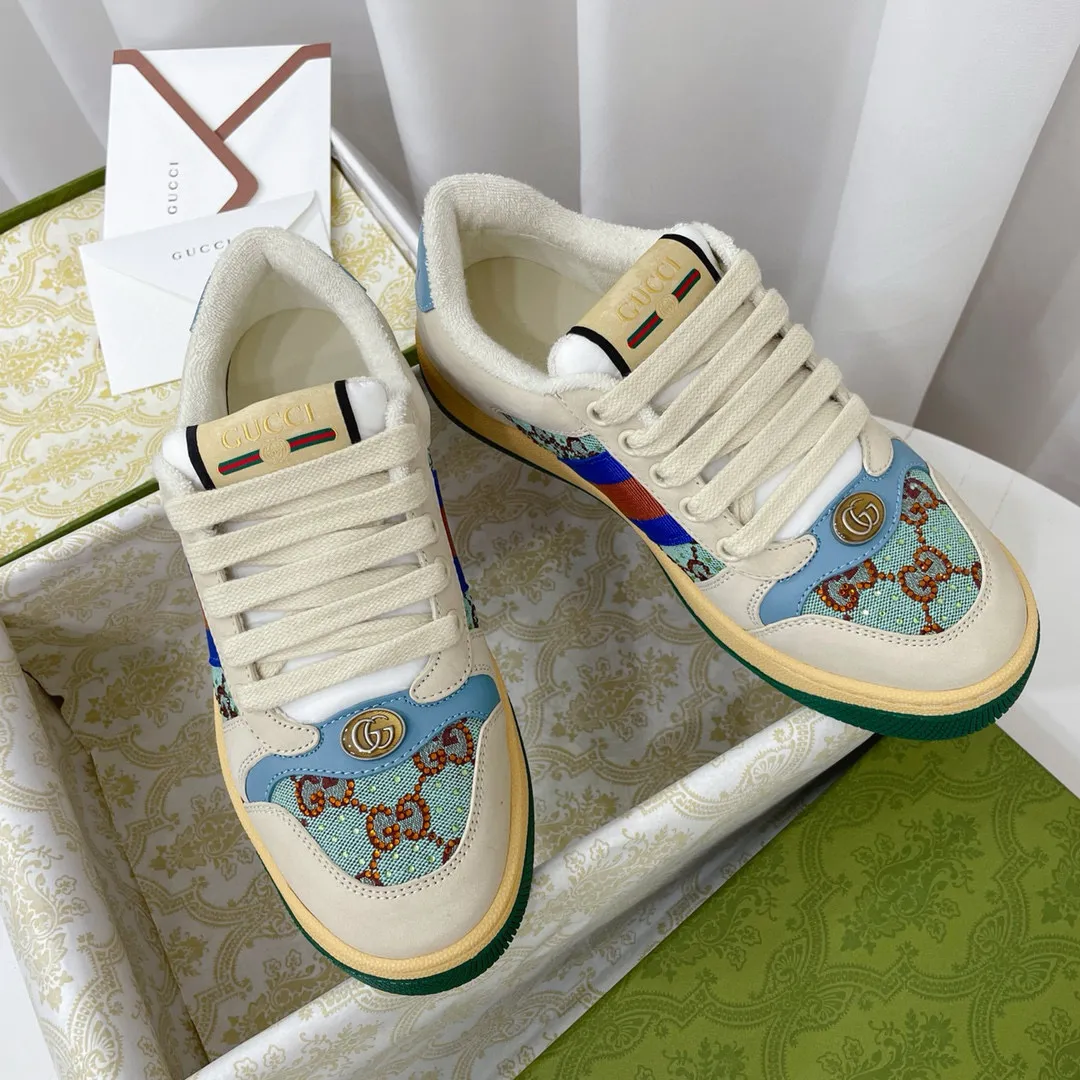 Factory price: 580💰 GUCCI Gucci's newly upgraded back cover lining, top-notch old dirty shoes, classic casual sports shoes for couples, retro sneakers and old G family dirty shoes, updated at the counter simultaneously! ①The shoe upper has the same water-based edge coating process as the original version⚠️The ordinary oil edges on the market have a strong glue feel and are easy to fall off! Grade A first-layer nubuck leather (with pores)/matching computer embroidered double G cloth, high-density terry velvet lining. ② A PVC transparent small round mark sealing line is added to the details of the midsole. The mold is opened six times and the jewelry craftsmanship is used to customize the two-color double G buckle, striving to be the same as the original version. A pair of buttons is more than three times more expensive than ordinary buckles on the market. ③An old two-color washable label, the chip is placed on the outer waist of the right foot, the entire shoe is completely hollowed out with rubber technology, TUP material (rubber to distinguish the market) with the latest green packaging from the counter, 3D printed handbag, and a pair of shoelaces. There is no pressure when entering and exiting the counter. You can buy a 1:1 accurate replica of the original version and modify and upgrade it repeatedly. The details are perfectly restored, the materials are all customized, and they are truly top-notch. Please look at the details clearly to identify the quality. Upper: First-layer frosted cowhide/embroidered double G cloth. Lining: original high-density velvet lining. Foot pads: original pearlescent sheepskin. Outsole: private molded vacuum TPU material. Packaging: original top-grade full set packaging at the counter. Shoe size: women's size 35-40, men's size 39-44 (men's size 38, 45🉑️customized, non-returnable)